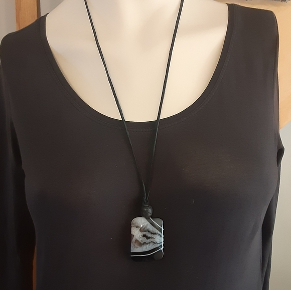 BEAUTIFUL-Natural Square Black & White Agate/Black Lava Stone/Suede Necklace - Picture 7 of 8